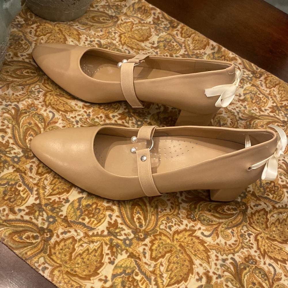 Trotters Beige Mary Jane Heels with Bows and Removable/Adjustable Pearl Straps